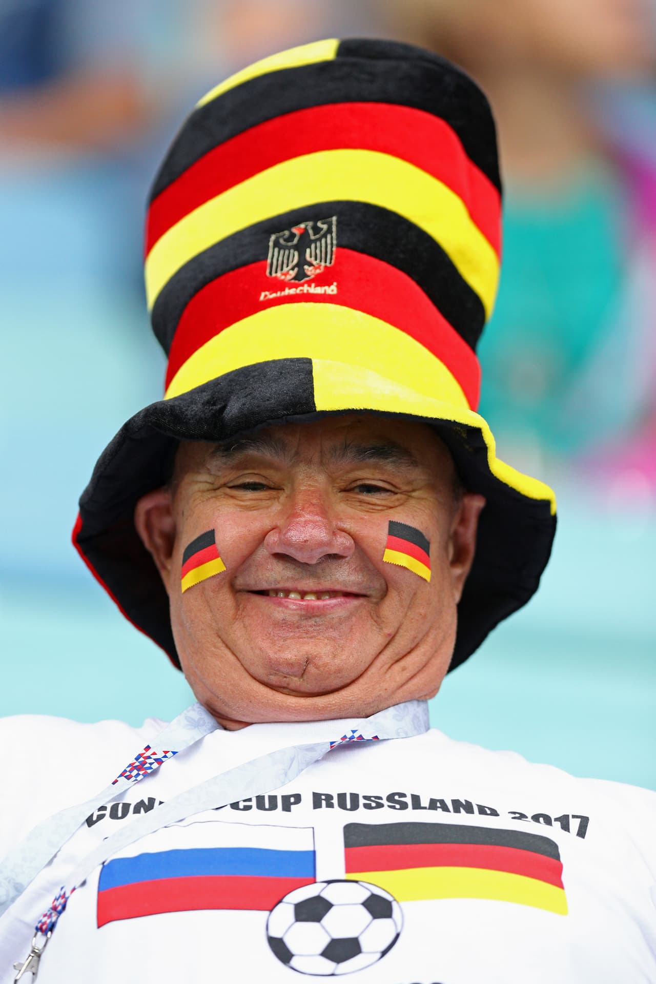 El colorido también dibujó el espectáculo de los fanáticos alemanes presentes en el estadio Olímpico.