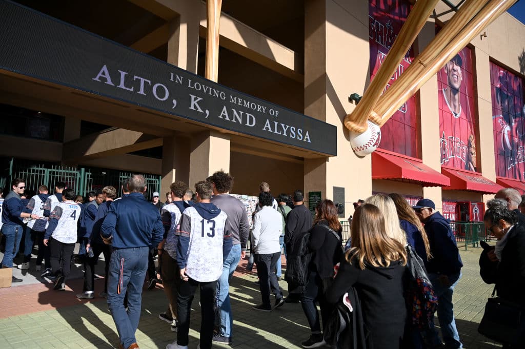 La ciudad de Anaheim rindió homenaje a la Familia Altobelli, el coach John, su esposa Keri y su hija Alyssa, fallecidos junto a Kobe Bryant en un ccidente aéreo.