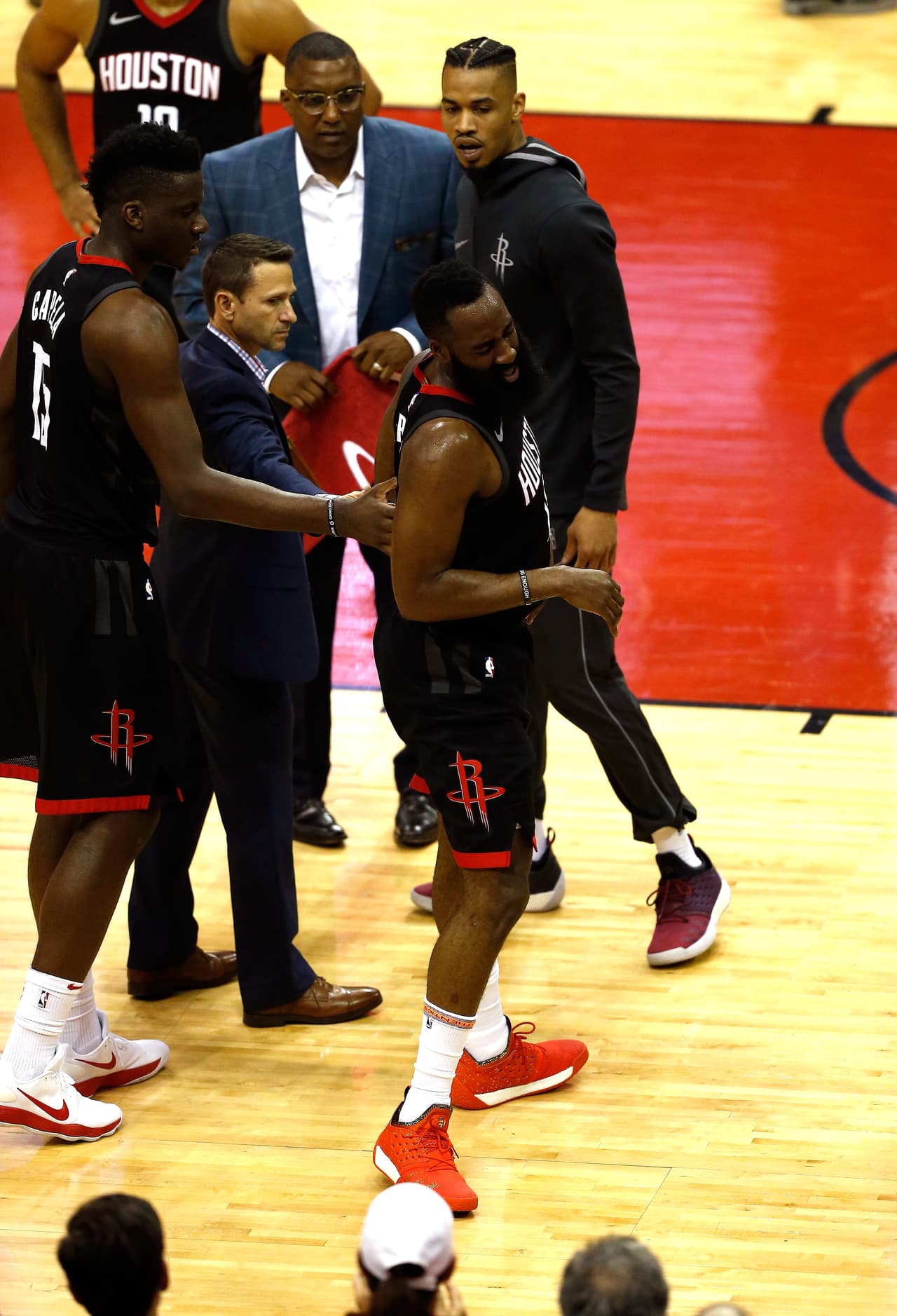 Aunque salió al banquillo, minutos después regresó para ayudar al equipo de Houston a conseguir la victoria, que no llegó.