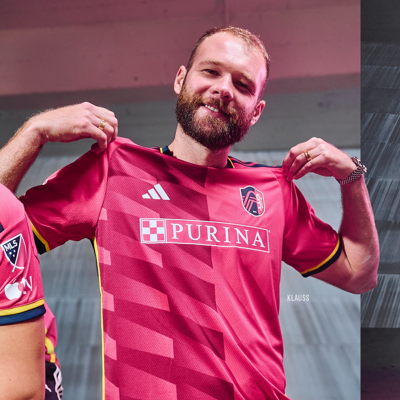 Nacido en el sur de Brasil, Klauss desarrolló la totalidad de su carrera adulta en Europa, desarrollándose a través del equipo principal y el filial del Hoffenheim de Alemania.