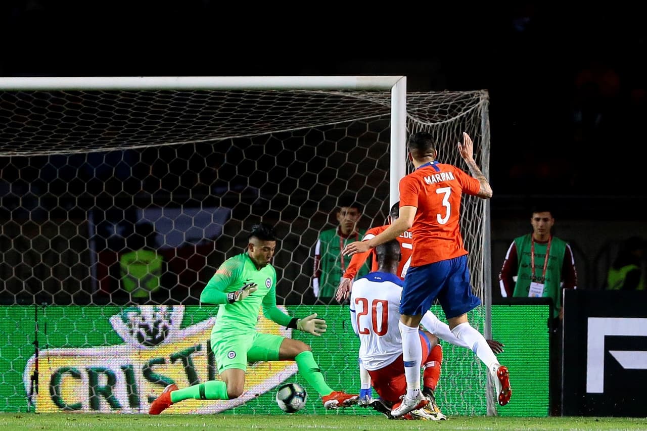 La Selección de Haití en dos ocasiones tocó la puerta, primero por la banda izquierda con Duckens Nazon
<b> </b>y luego con Frantzdy Pierrot,
<b> </b>ambos integrantes de equipos de la Liga de Bélgica. Pierrto marcó el 1-0 a los 26 minutos cuando Jean Beausejour no regresó a tiempo a defender.