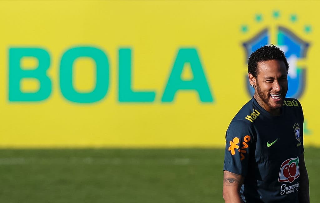 “Ser capitán es una gran responsabilidad”, dijo Cafú. “Es más que ser la estrella del equipo”. La adoración a Neymar en Brasil también se ha deteriorado debido a razones políticas, ya que recientemente expresó apoyo al presidente ultraderechista Jair Bolsonaro, que ha hecho una serie de comentarios racistas, misóginos y homofóbicos.