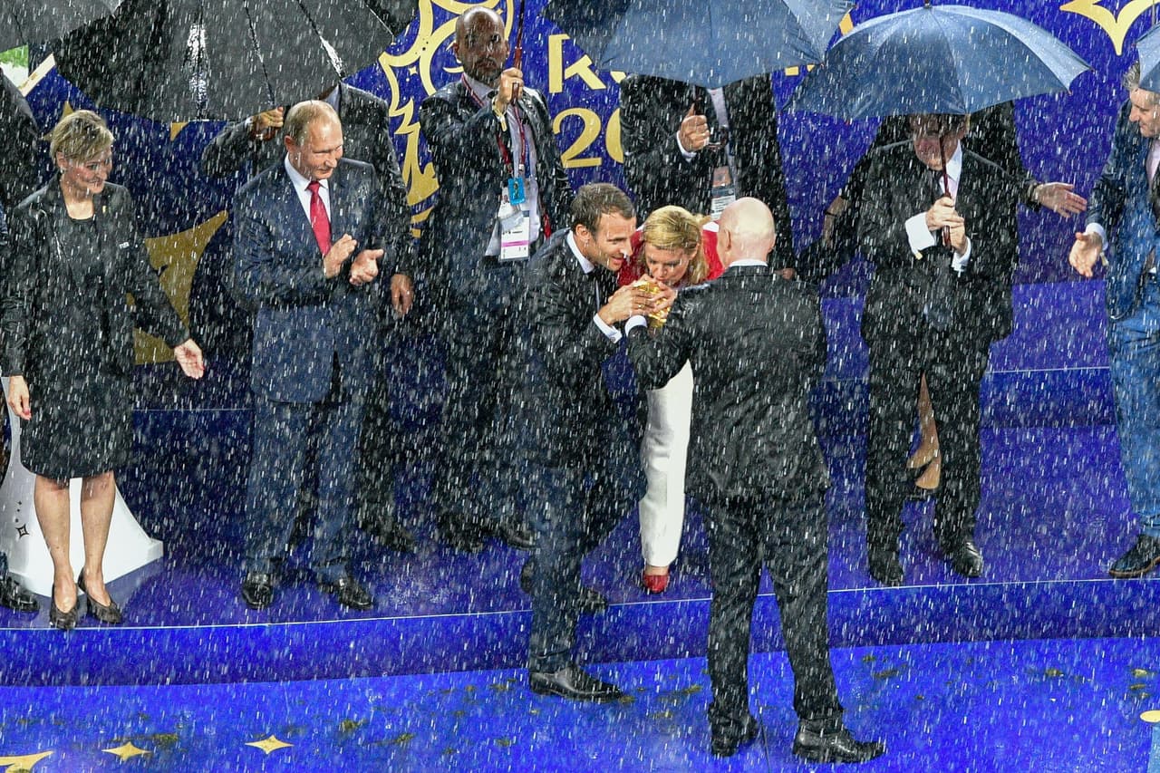 Los dos presidentes de las países finalistas, Francia y Croacia, besaron la Copa del Mundo ante el timido aplauso de Vladímir Putin.