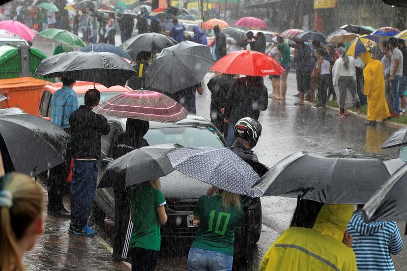 Los seguidores esperaron pacientes en las calles, sin importar las duras lluvias que por esta época golpean la ciudad, para ver por última vez a los féretros que llevaban los integrantes del Chapecoense.