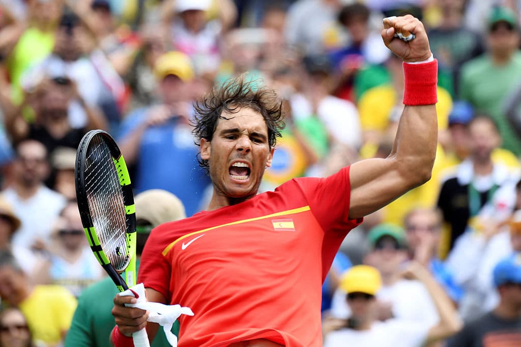 Rafael Nadal selló su victoria sobre el galo Gilles Simon por 7-6 y 6-3, para colocarse en cuartos de final de tenis varonil.
