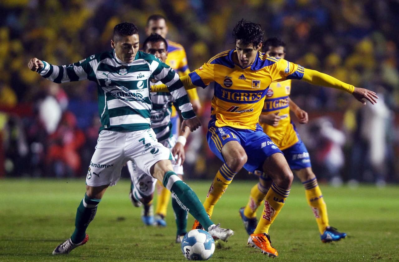 Tigres esperó tres décadas para volver a saborear la gloria del título y lo hizo en el Apertura 2011 contra Santos, rival al que dominó en los partidos de ida y vuelta de la final.