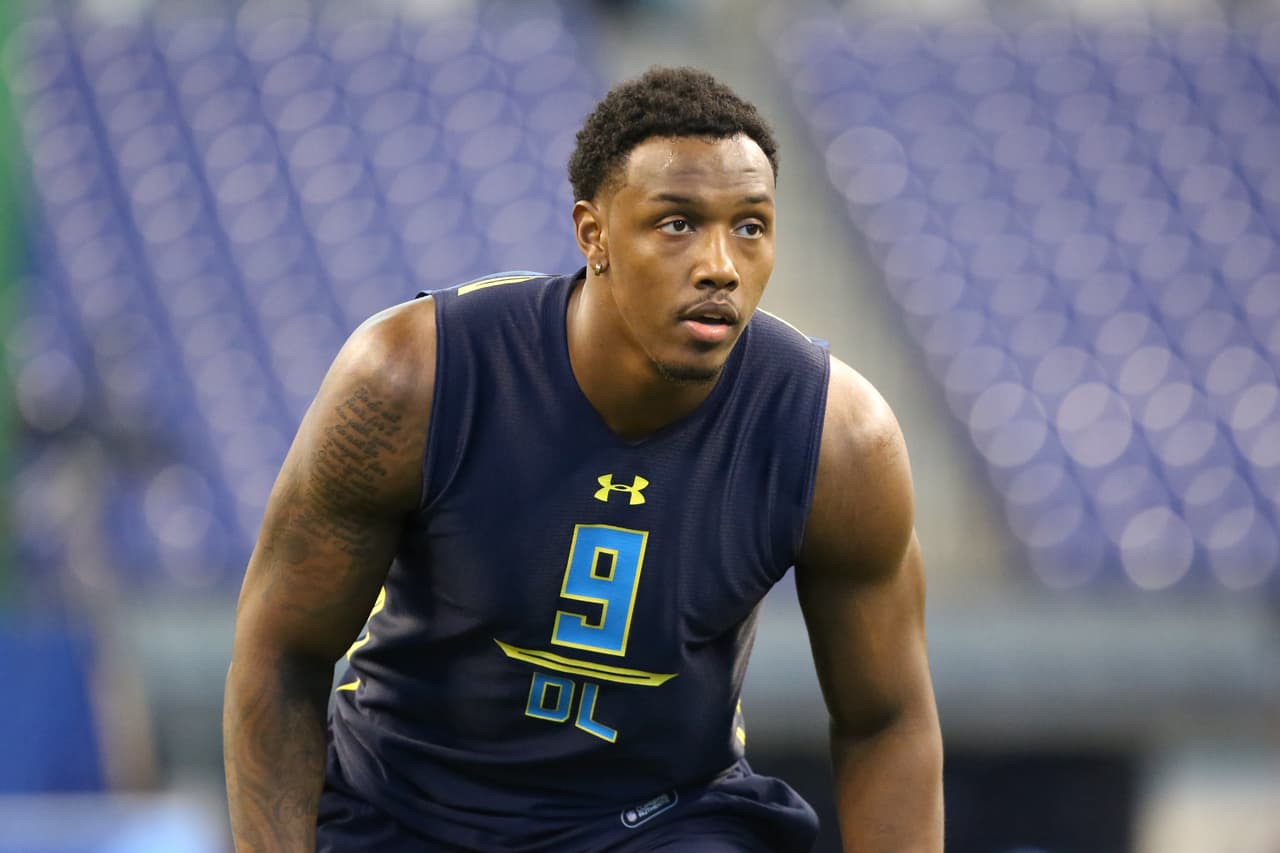 <b>28 TACO CHARLTON | DE Dallas Cowboys</b>
<br>Universidad: Michigan
<br>Estatura: 6’6’’
<br>Peso: 277 libras
<br>
<br>Destacar: Su nombre es Vidauntae. Tuvo 15 sacks en sus dos temporadas finales con los Wolverines, pero comenzó solamente a ser regular durante su campaña senior.
<br>
<br>Resumen: Alto y atlético, pero el único recluta de cinco estrellas que sólo tuvo una temporada realmente grande.
<br>
<br>Conclusión: La última vez que Michigan tuvo dos primeras rondas en el mismo año fue 2005.