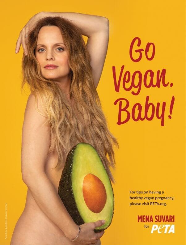 Mena aparece con un aguacate, estratégicamente colocado, para mostrar su panza y animar a todos a hacerse veganos con la frase ‘go vegan, baby!’.