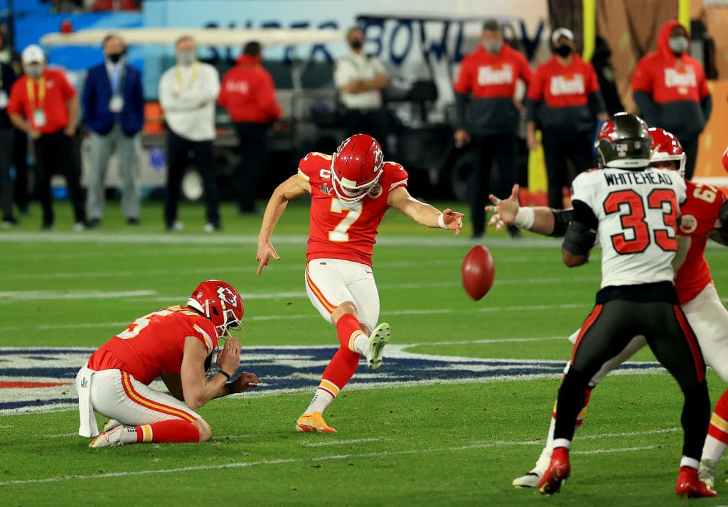 La defensa de los Tampa Bay deja a Patrick Mahomes sin pase de anotación y con dos intercepciones en la arrolladora victoria de los Buccaneers 9-31 sobre los Kansas City Chiefs. Tom Brady demuestra porque es el mejor y con tres pases de anotación y sin intercepciones consigue su séptimo anillo de Super Bowl.
