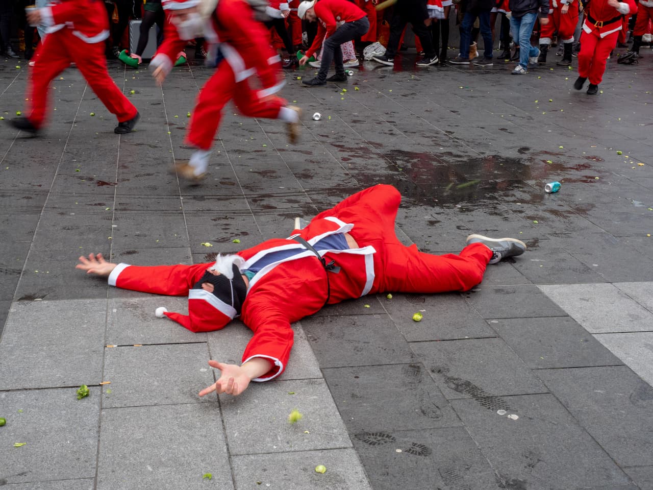 Para las empresas locales, los imprudentes Santas envalentonados por el alcohol dejan vómitos, orinar en público y caos a su paso.