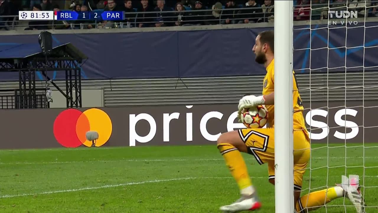 ¡TIRO ATAJADO! disparo por Christopher Nkunku.