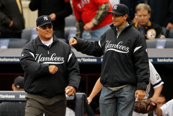 Bucky Dent y Aaron Boone, estrellas de los Yankees de no hace muchos años, participaron en la ceremonia del lanzamiento de la primera bola.