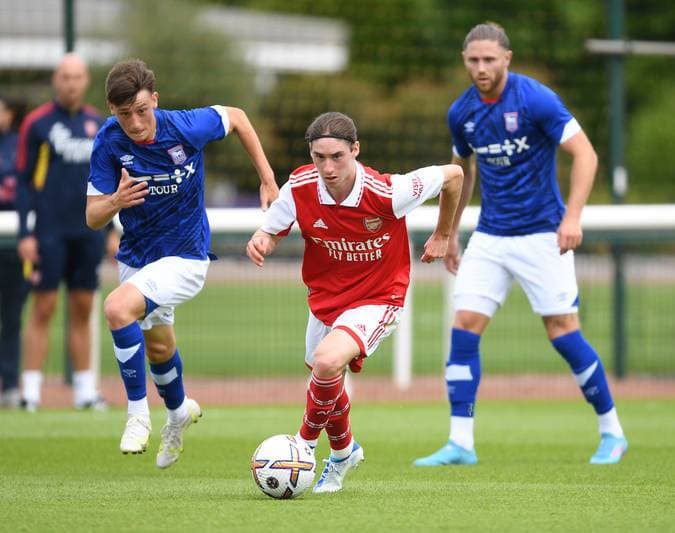 Marcelo Flores juega con el primer equipo de Arsenal 