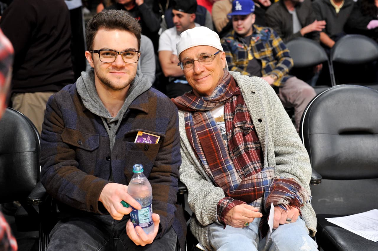 El producto musical Jimmy Iovine, a la derecha, tampoco se quiso perder esta noche de buen baloncesto con los Lakers y los Rockets.