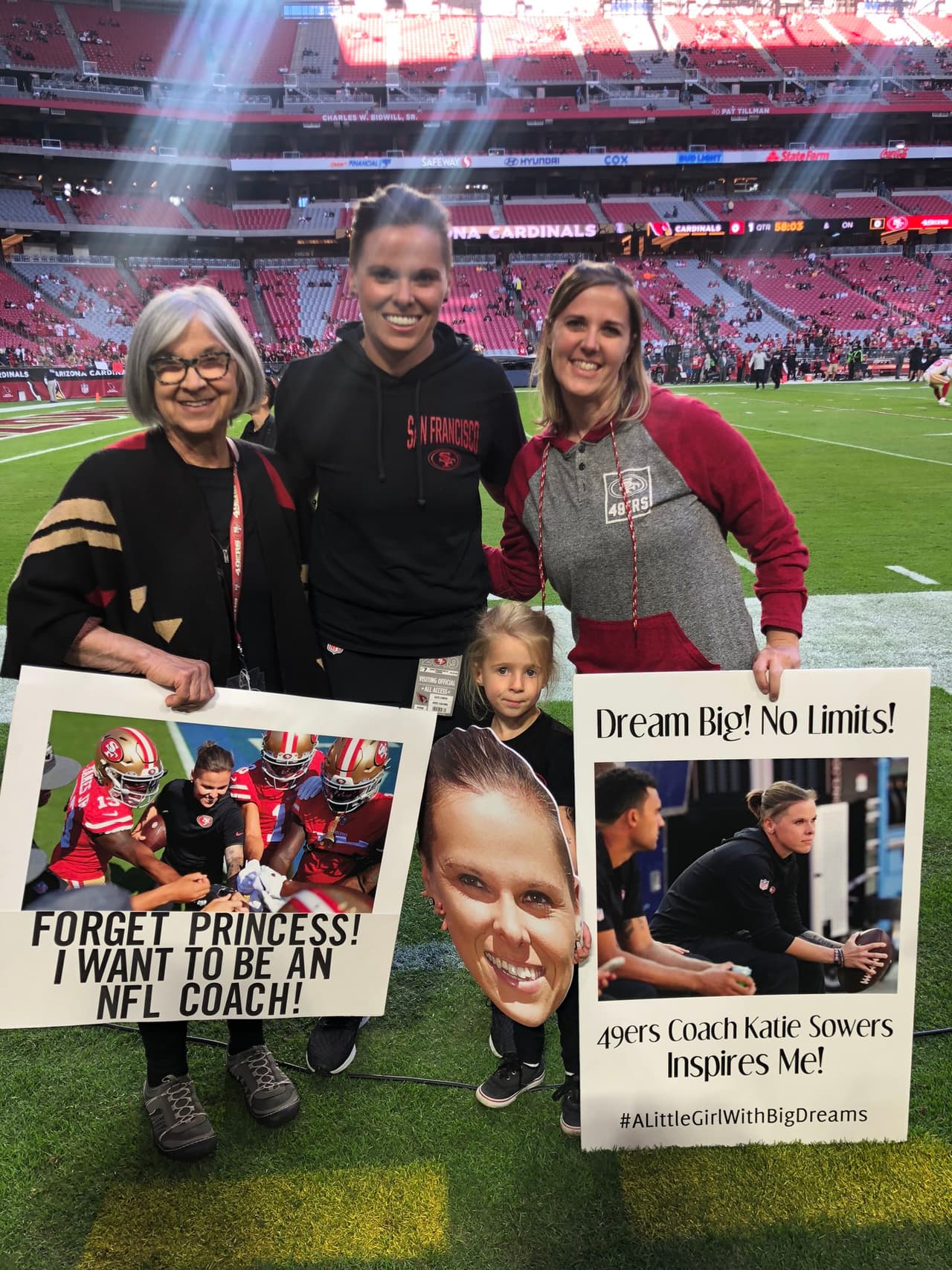 Sowers quizá sea la mujer que abra la puerta para que otras chicas sigan por ese camino que antes sólo estaba reservado para los hombres. Ella es asistente ofensiva y es su cuarta temporada con los 49ers.