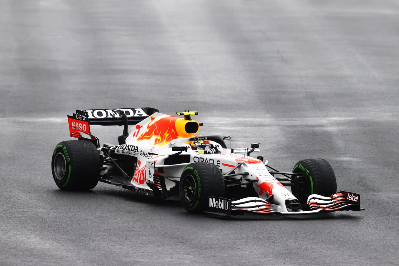 El Gran Premio de Turquia se lo llevó Mercedes Benz pero esta vez con Valtteri Bottas, quien compartió podio con los dos pilotos de Red Bull, Max Verstappen y Sergio Pérez. El mexicano logró hacer una carrera impecable, sin errores esta vez y, al fin, logró estar entre los tres primeros de la Formula 1. Lewis Hamilton quedó en quinto lugar.