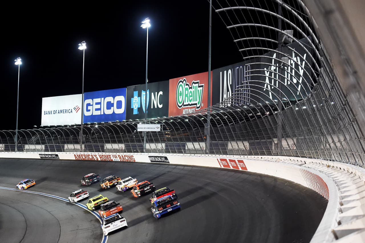 Con las gradas vacías y sin las cientos de banderas que ondean sobre los espectadores, la ciudad de Charlotte, en Carolina del Norte, fue el anfitrión de cuatro carreras esta semana, las primeras desde el reinicio del calendario 2020.