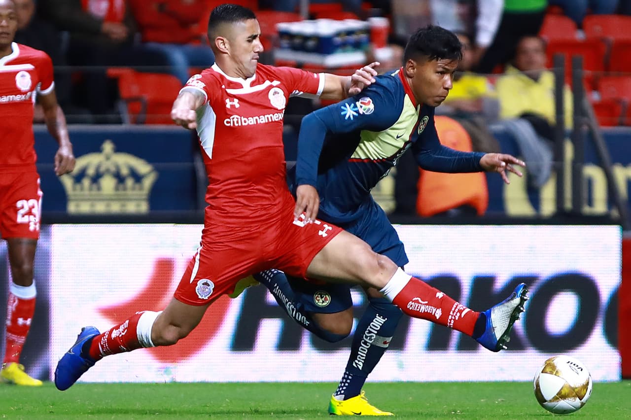 El medio campo se disputó de poder a poder, pues así lo dictó el ritmo del encuentro.