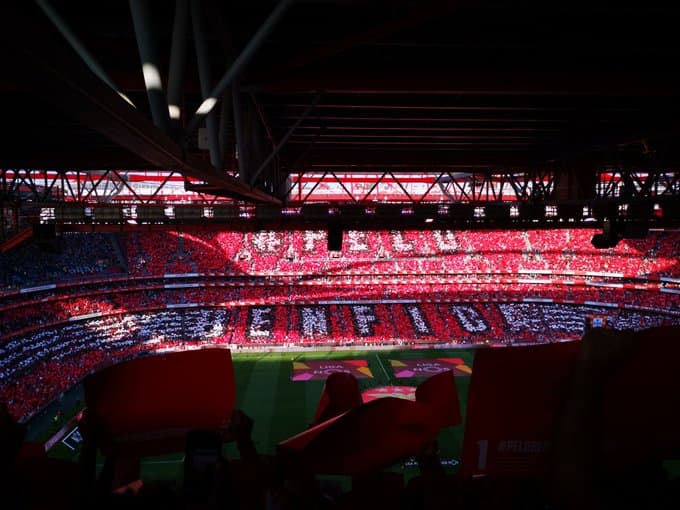 Porto conquistó Lisboa y venció 2-0 al Benfica para alcanzarlo en la cima de la clasificación. Marega y Zé Luís anotaron, mientras que Jesús Corona jugó todo el partido.