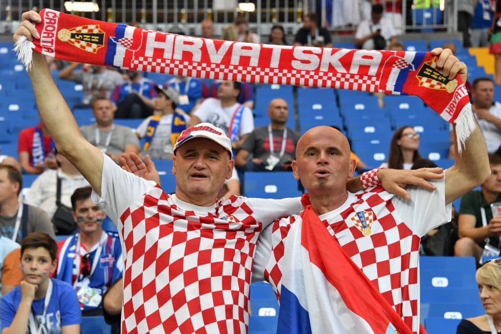 Con enorme alegría y júbilo, las fieles aficiones de Croacia e Islandia abarrotaron la Rostov Arena y sus alrededores para apoyar a sus selecciones con un gran ambiente, muy festivo.