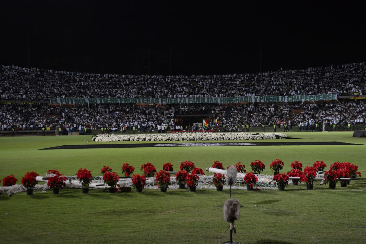 Una cancha de fútbol por primera vez en un día de competencia en el calendario no se fijó para un resultado. Las canchas abajo serán un símbolo imborrable en el estadio Atanasio Girardto de Medellín.