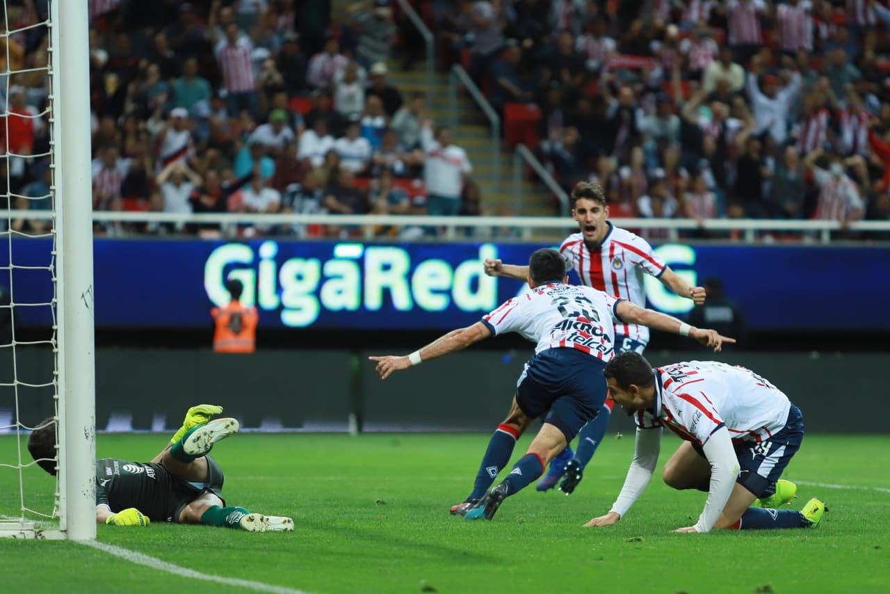 Al minuto 67' Jesús Molina (centro) había alcanzado el gol del empate para Chivas, pero la alegría duró poco tiempo.