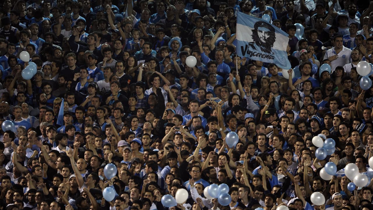 La hinchada de Racing de Avellaneda es una de las más fieles, pues el club pasó más de 30 años sin salir campeón hasta que cortó la maldición en el 2001. También en el 2014 salieron campeones.