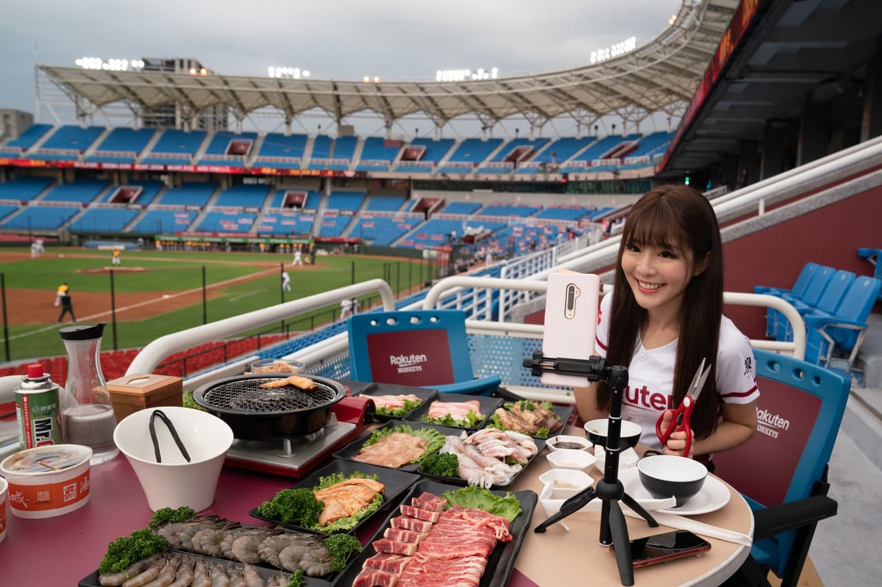 Ni Shiuan, porrista de los Rakuten Monkeys, transmite en vivo su ‘botana’ a los fanáticos durante el partido.