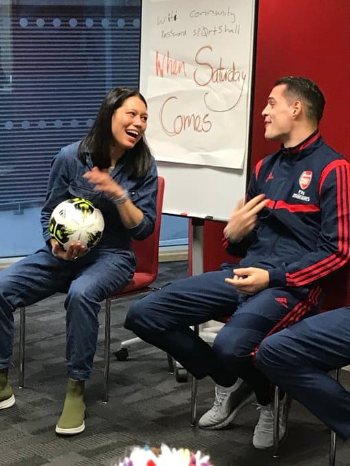 La plantilla Gunner llevó regalos, alegrías y mucha diversión a un grupo de personas del norte de Londres.