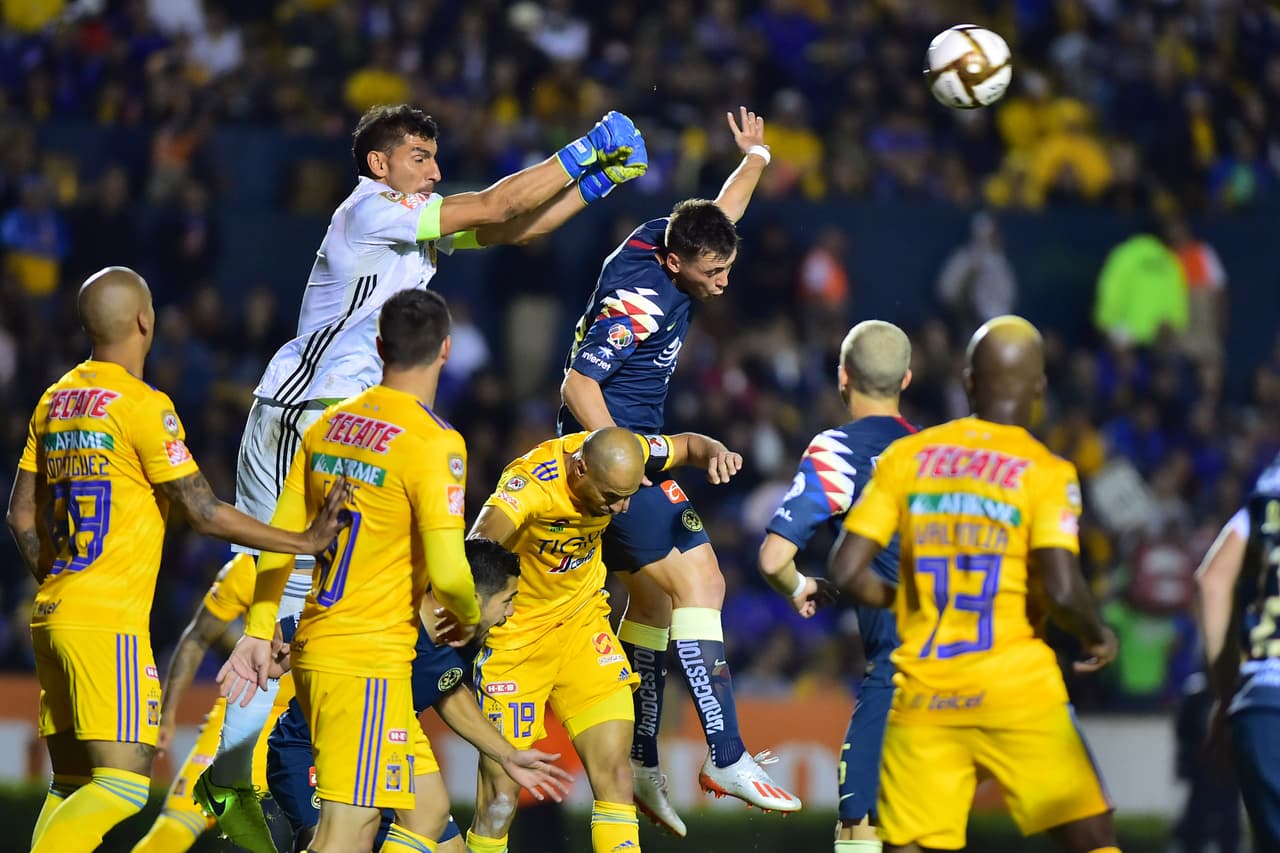 El 'Patón' Guzmán sale de su marco para cortar un centro peligroso.