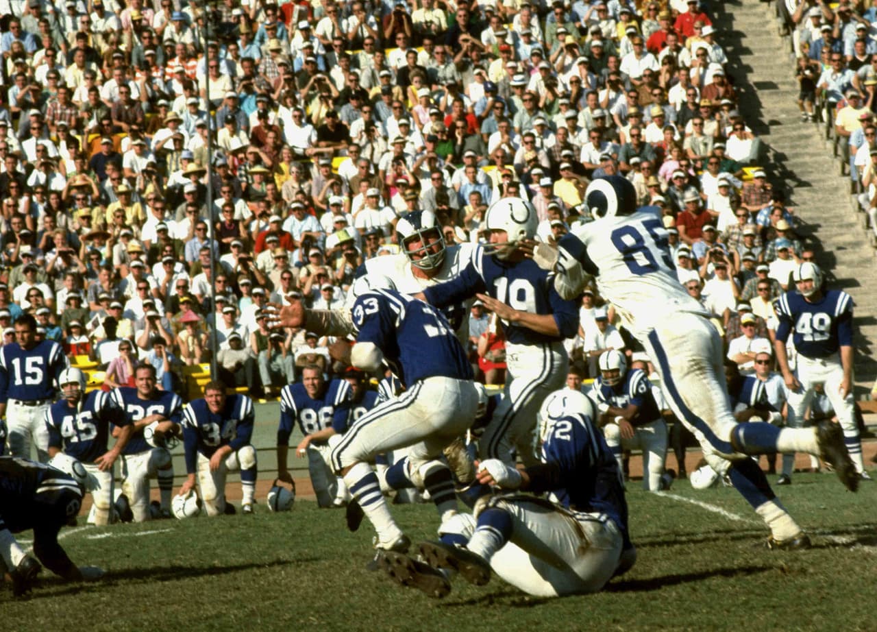 SUPER BOWL I Memorial Coliseum de Los Angeles. Nunca un equipo ha jugado en su propio estadio el Super Bowl. Los Angeles Rams son los primeros en esta historia. En 1966 terminaron con marca de 8 - 6, sin avanzar a playoffs.