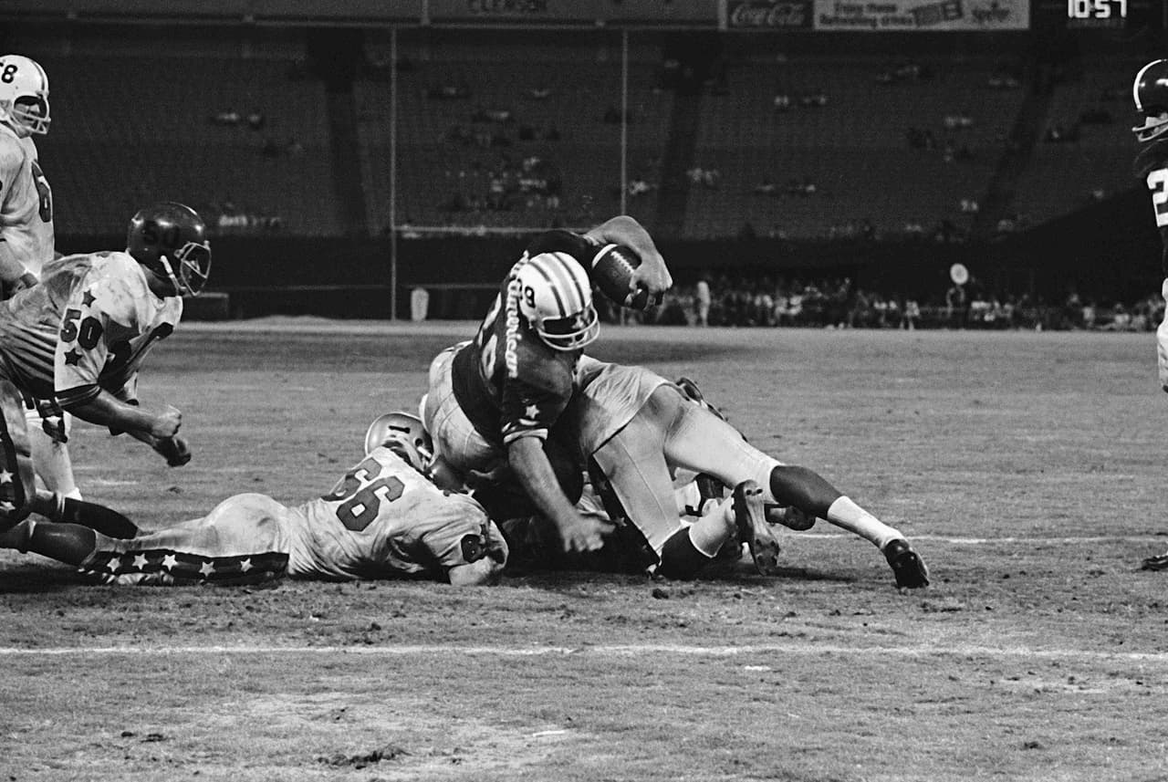 SUPER BOWL III Orange Bowl en Miami. Otra vez los Dolphins tuvieron el partido grande en casa. Pero estaban lejos de llegar. Terminaron la temporada 5 - 8 - 1. Ese año seleccionaron a Larry Csonka.