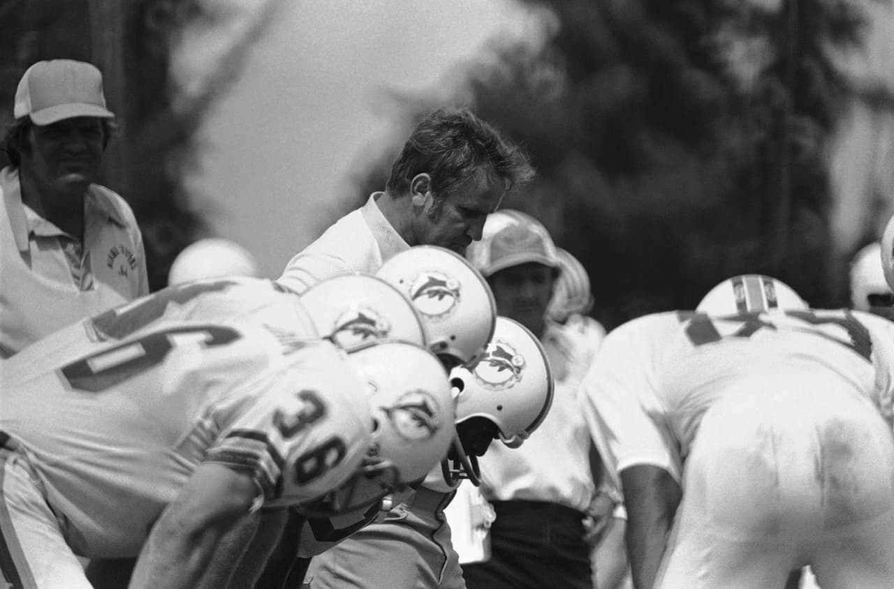 SUPER BOWL X Orange Bowl en Miami. Los Miami Dolphins con otra oportunidad de ser locales en el partido grande pero... ganaron 10 partidos, perdieron 4, misma cifra que Baltimore Colts que les ganó la División Este en los criterios de desempate.