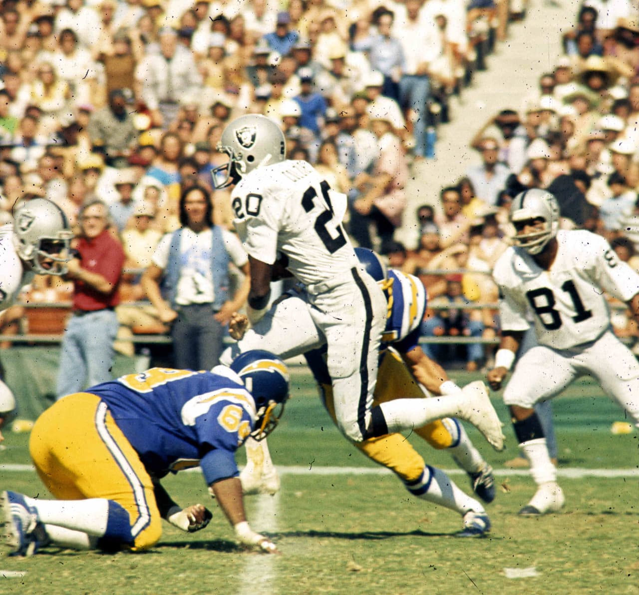 SUPER BOWL XI Rose Bowl en Pasadena. Ningún equipo NFL jugaba de local en ese estadio netamente colegial. Los Oakland Raiders se coronaron en California pero no en su estadio.