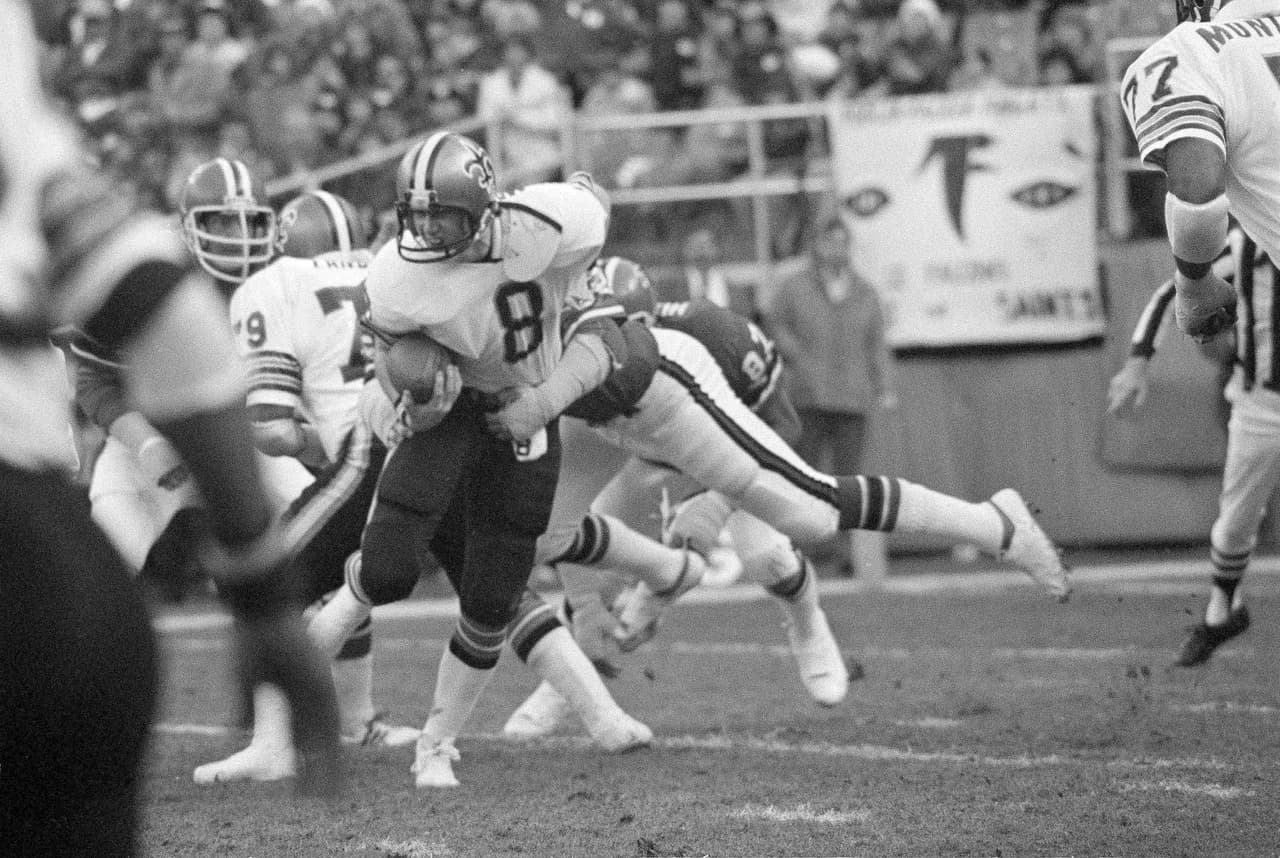 SUPER BOWL XII Superdome en New Orleans. Ahora sí los Saints tenían nuevo y espectacular estadio. Seguían sin equipo, con papá Manning (Archie) corriendo por todos lados, pero no pudo evitar marca de 3 - 11.