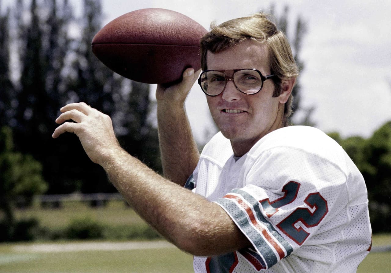 SUPER BOWL XIII Orange Bowl en Miami. Tercera vez que los Miami Dolphins se quedan cerca. Con 11 - 5 avanzaron de comodines pero perdieron en esa Ronda 17 - 9 con los Houston Oilers.