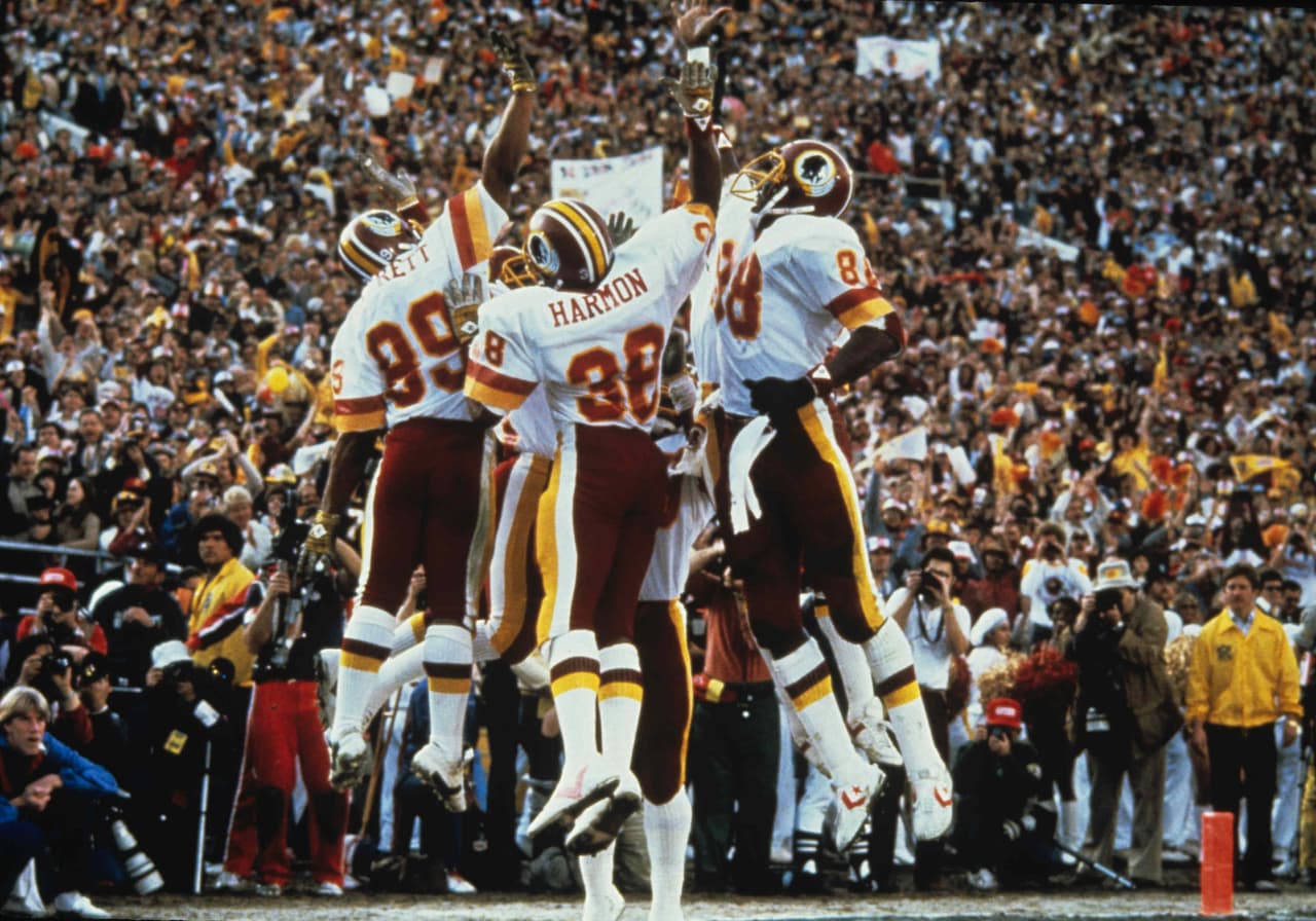 SUPER BOWL XVII Rose Bowl en Pasadena. Tercera vez escenario del Super Bowl pero seguía sin ser sede de un equipo NFL. Una huelga de jugadores canceló 9 semanas de temporada. Al final se jugó una campaña de 9 partidos, los Washington Redskins se coronaron.