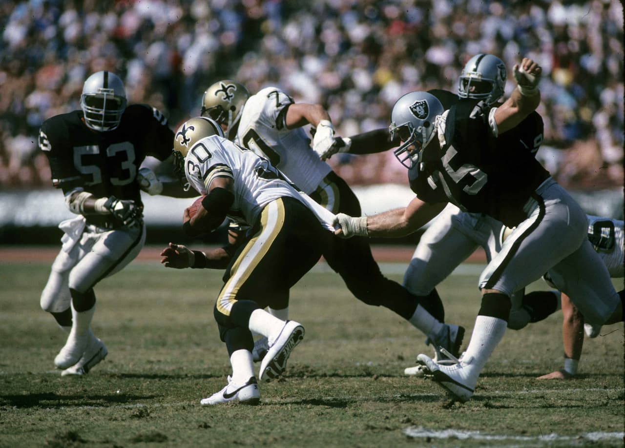 SUPER BOWL XX Superdome en New Orleans. Con Los New Orleans Siants se despidió ese año Earl Campbell. Terminaron 5 - 11.