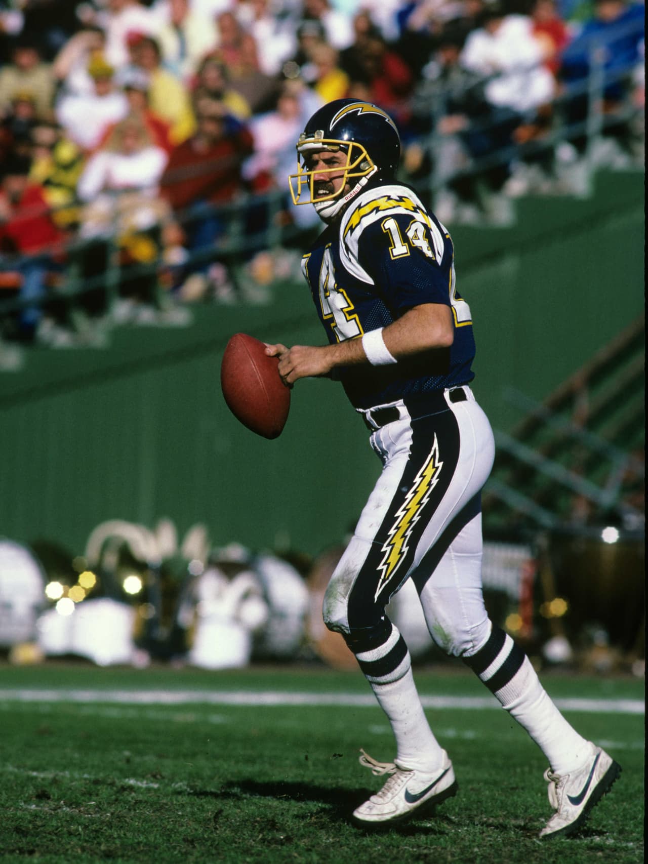 SUPER BOWL XXII Jack Murphy Stadium en San Diego. La última temporada de Dan Fouts con los San Diego Chargers. Iniciaron con 8 - 1, pero perdieron los siguientes 6 para finalizar con 8 - 7 fuera de playoffs. Fue la temporada recortada una semana por la huelga de jugadores.