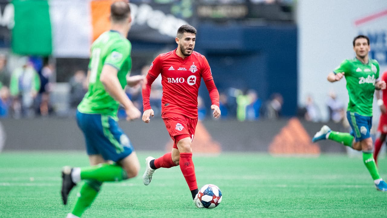 Partido trabado en el mediocampo, la disputa por controlar la pelota es muy táctica.