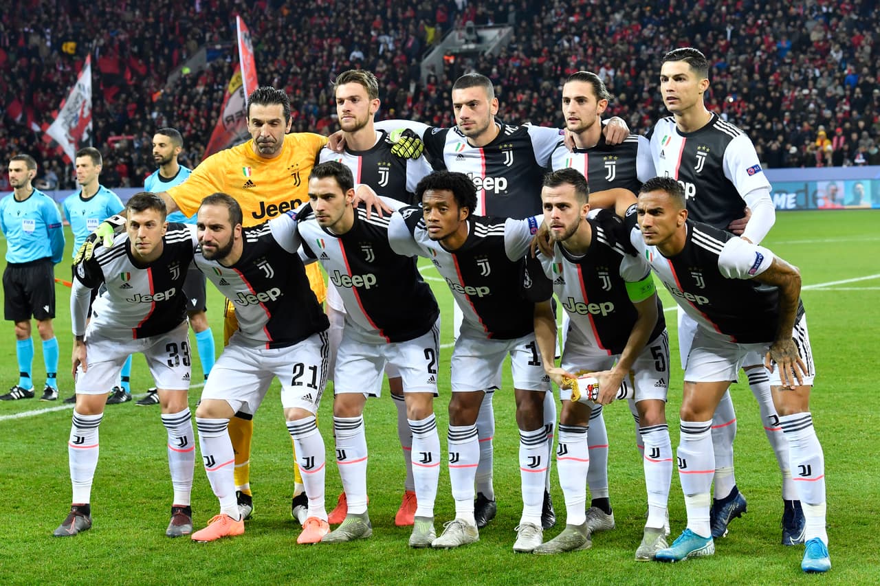 <b>¡Así jugaría la Juve!</b>
<br>- Entre la principal formación utilizada por Maurizio Sarri está el planteamiento 4-3-2-1 donde Jiménez funge como centro delantero.
<br>- Incluso, una cuarteta que ilusiona sería con Cuadrado o Douglas Costa por una banda, Ronaldo por el otro sector y Dybala detrás de Jiménez.