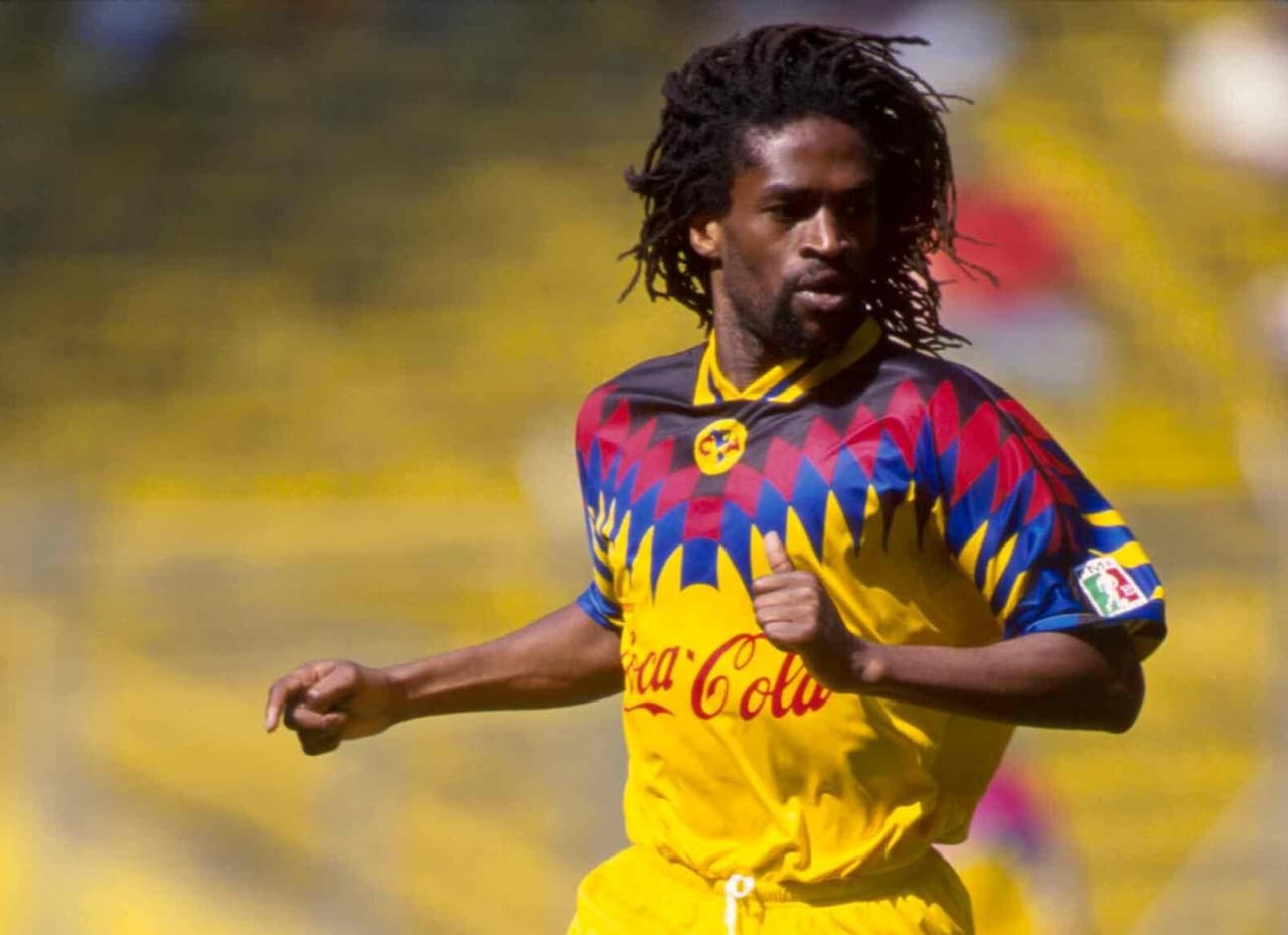 El camerunés Omam Biyik y el propio Kalusha Bwalya eran jugadores de fácil referencia en el terreno por su despliegue y calidad.