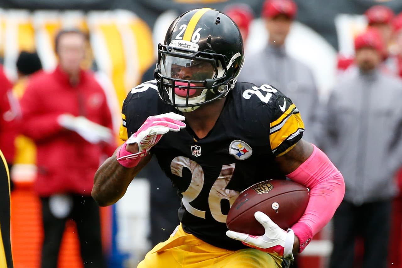 Pittsburgh Steelers running back Le'Veon Bell (26) carries the ball during an NFL football game against the Arizona Cardinals, Sunday, Oct. 18, 2015 in Pittsburgh. (AP Photo/Gene J. Puskar)