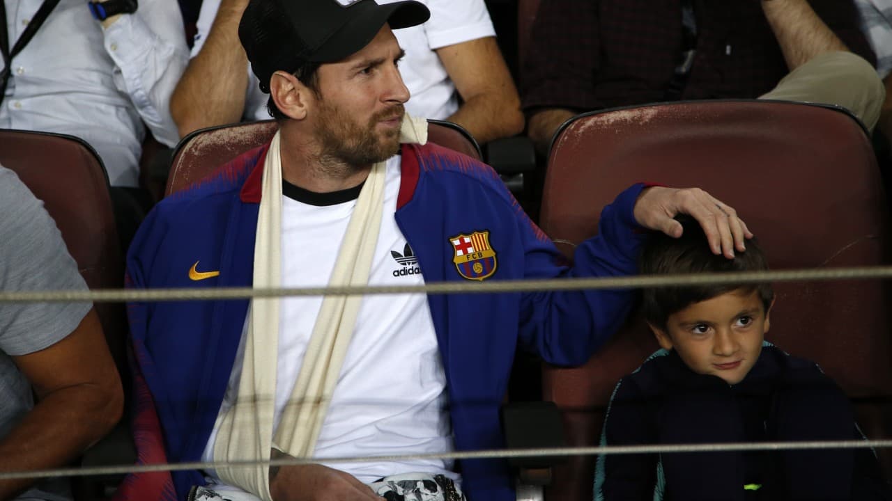 Messi vio el partido junto a su hijo.