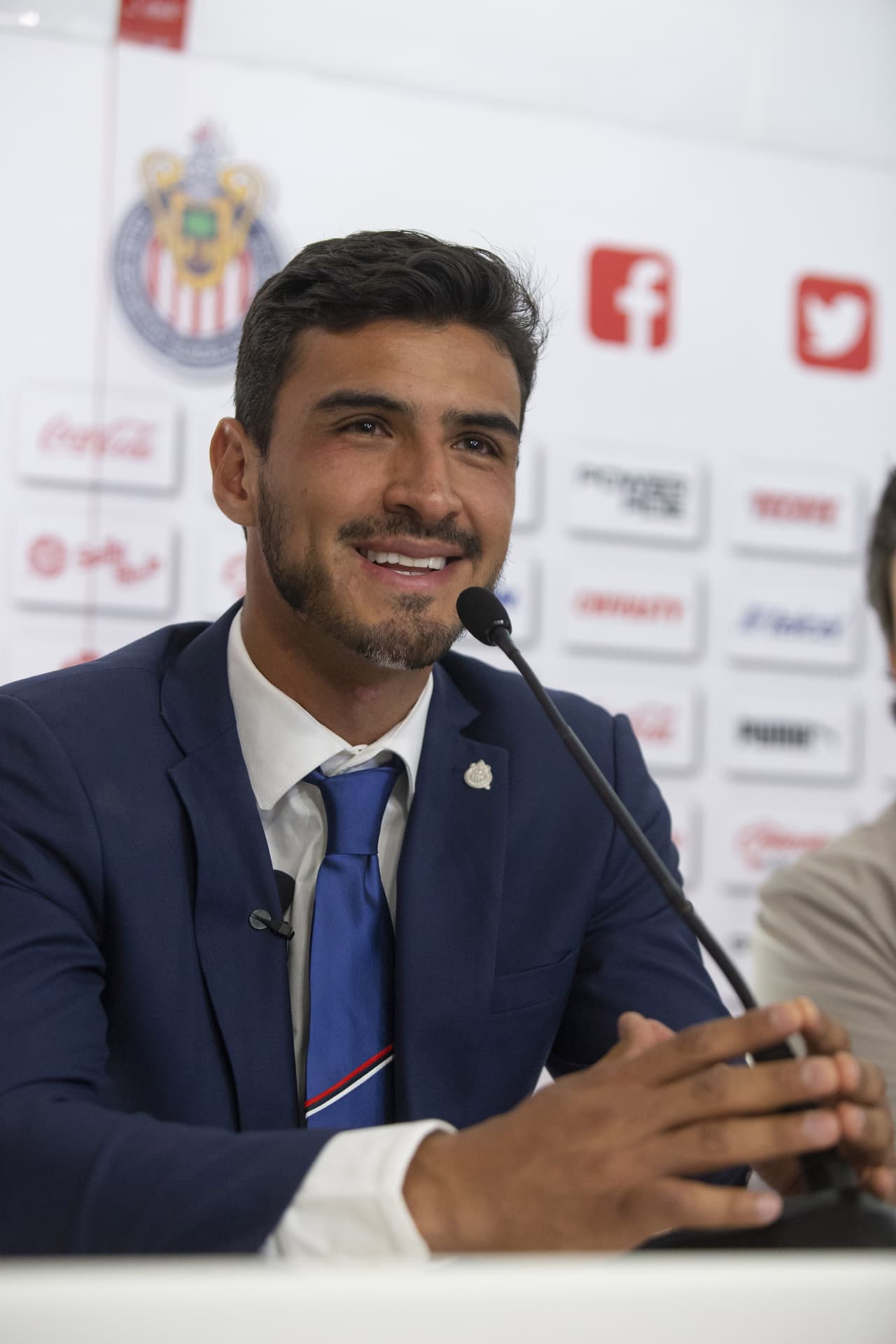 Oswaldo Alanís fue presentado de manera oficial como refuerzo de Chivas de Guadalajara, club al que regresa tras una travesía de año y medio en Europa para el Apertura 2019.