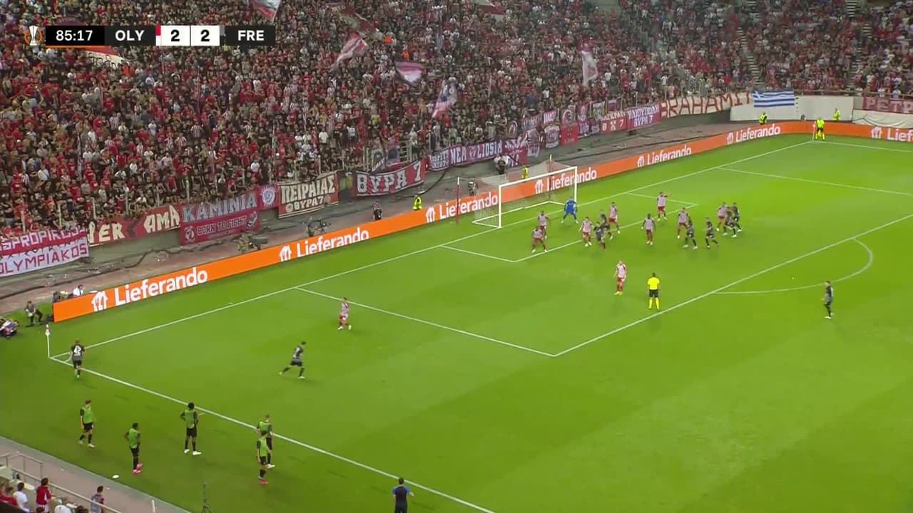 ¡GOL!  anota para Sport-Club Freiburg. Maximilian Philipp