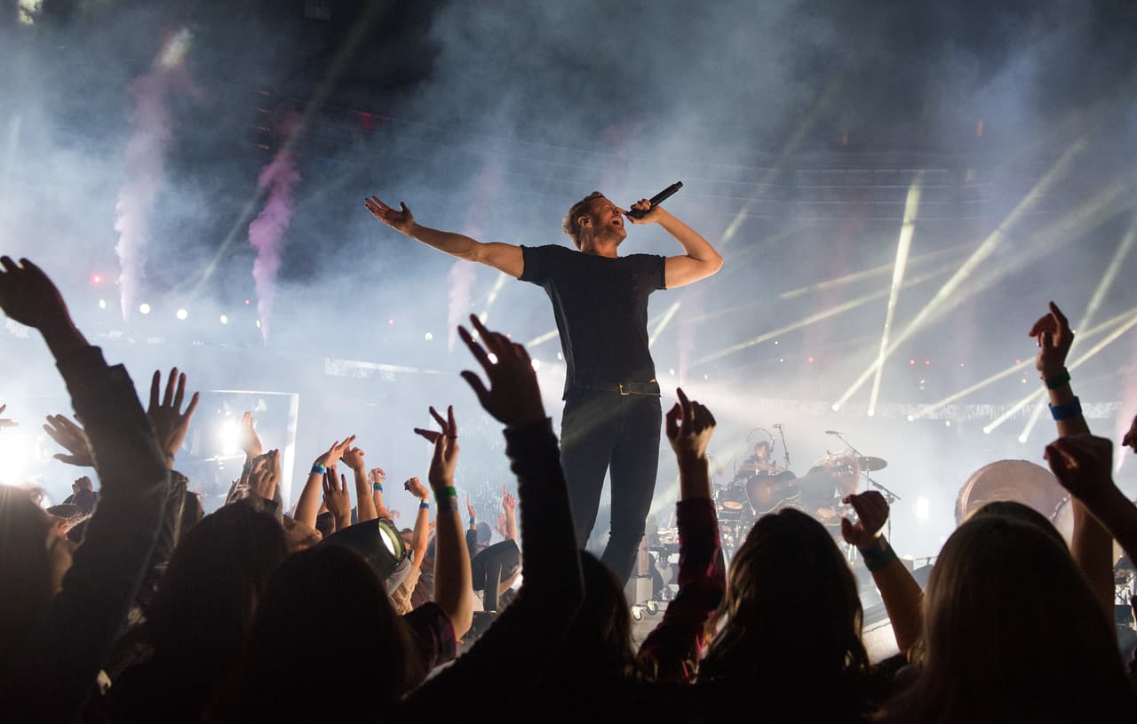 Dan Reynolds, vocalista de Imagine Dragons, se presenta durante el medio tiempo del 102º Juego de Campeonato de la Grey Cup entre los Hamilton Tiger-Cats y los Calgary Stampeders en BC Place el 30 de noviembre de 2014 en Vancouver, Canadá.