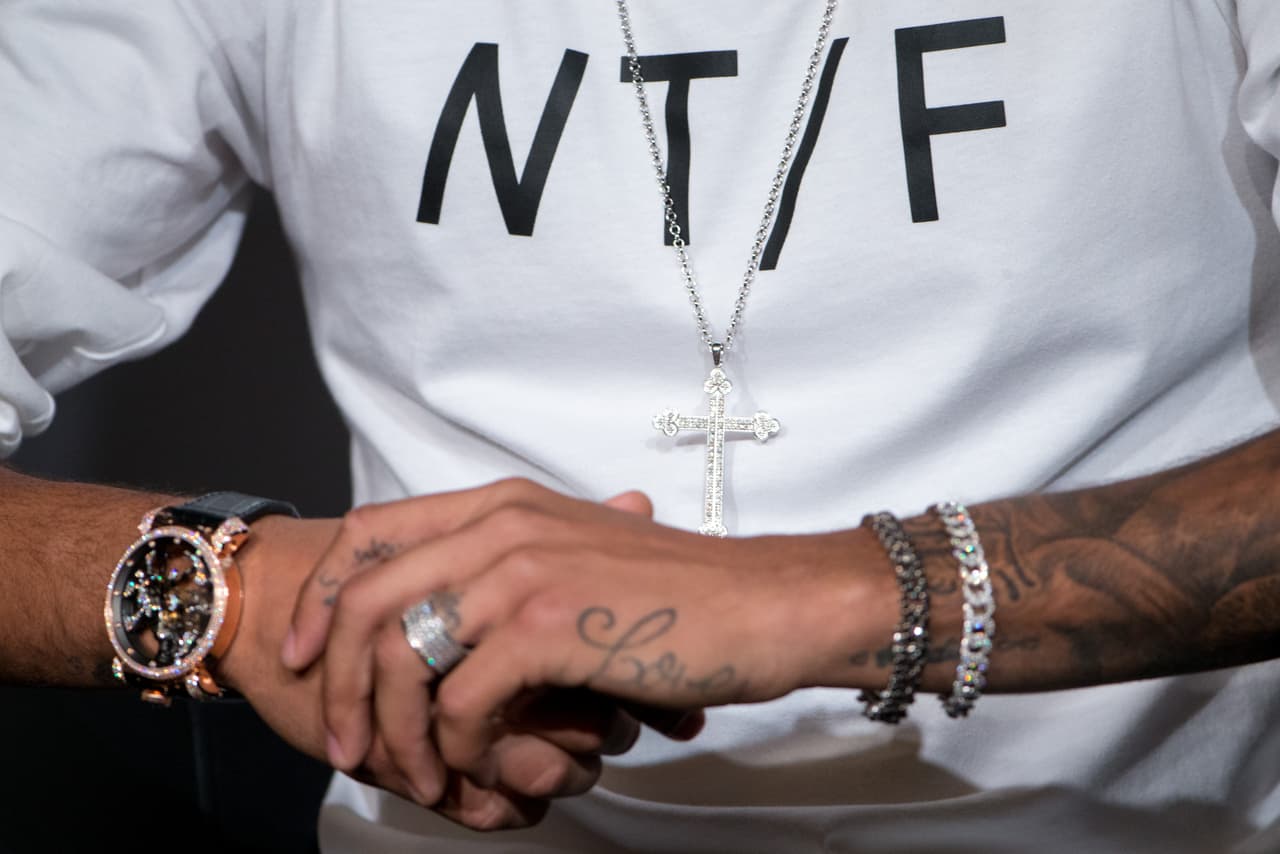 Neymar también suele ser llamativo por sus accesorios, que más que un simple futbolista lo asemejan a una estrella de cine.