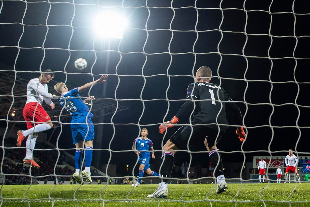 Para mala fortuna de los de casa, los suizos volvieron a pegar. A los 67 minutos Michael Lang puso el 2-0 a favor de los de la nación trilingüe. El Estadio Laugardalsvöllur enmudecía.
