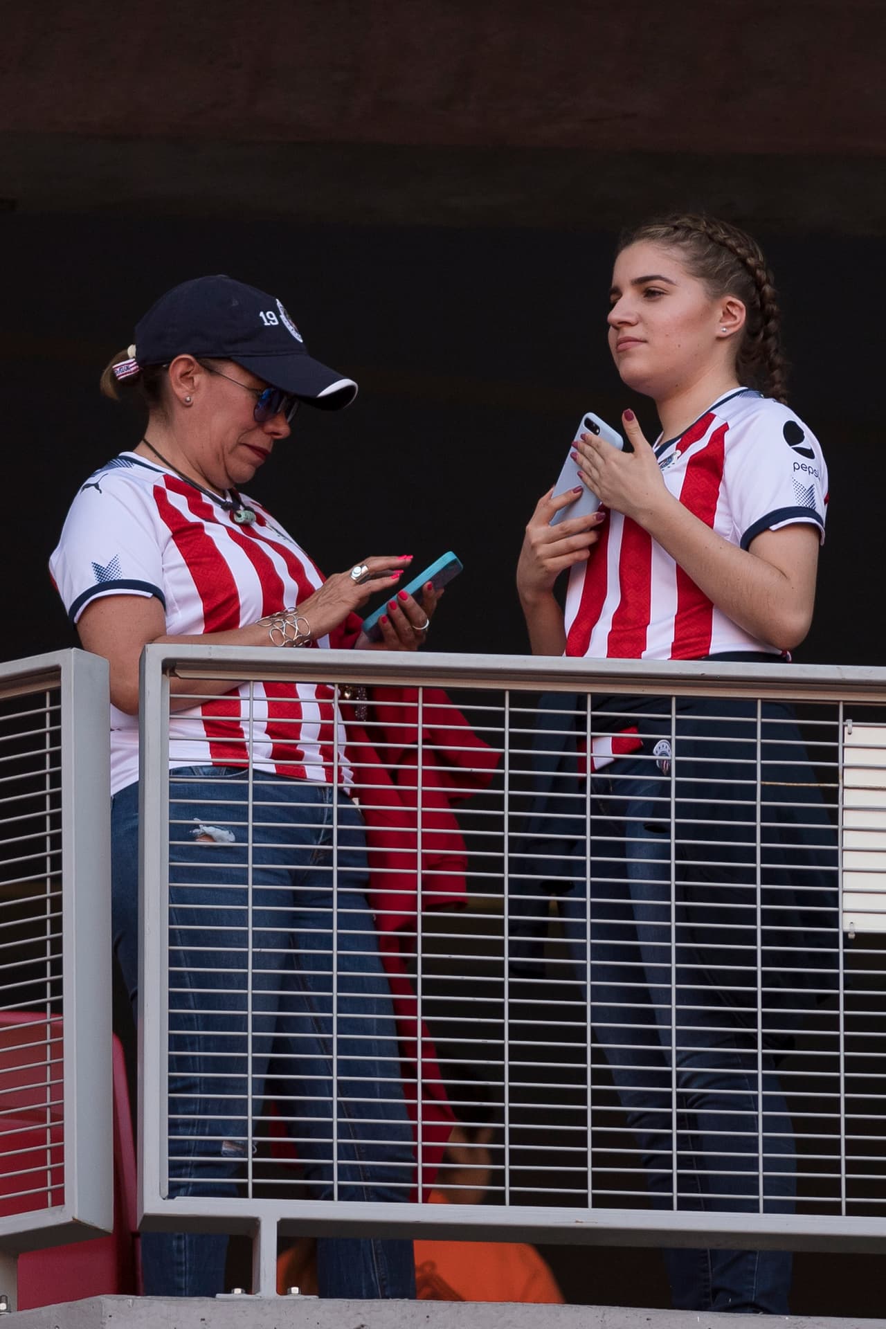 La fiesta se pintó se rojiblanco en la casa de Chivas de Guadalajara en la ida en los cuartos de final contra New York Red Bulls en Liga de Campeones de Concacaf con la alegría de sus hinchas.